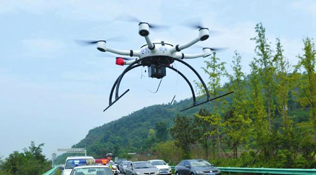 四川高速交警出動無人機巡邏，半天抓拍交通違法90余起